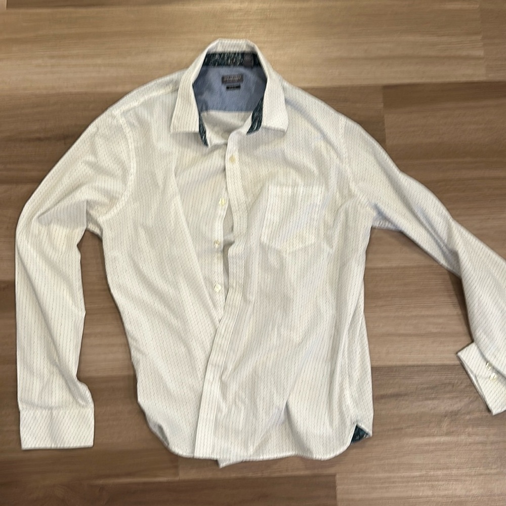 Van Heusen (Never tuck) button down. Slim fit. XL 17 - 17 1/2. White/Blue.